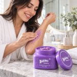 Exfoliante Corporal de Azúcar Uva Bubbaluu 500 g — mujer usando el producto