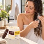Mascarilla Capilar de Colágeno Flower Secret 500 ml — mujer usando el producto