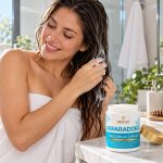 Mujer aplicando mascarilla capilar Luckylily