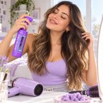 Mujer aplicando Protector Térmico Bubblegum MiSucka en su cabello
